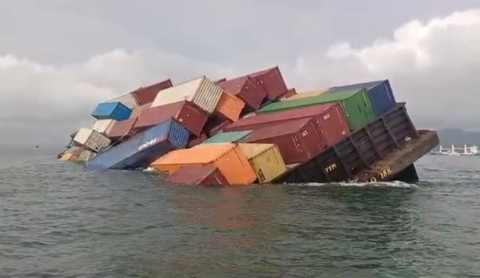 Kondisi tongkang di lokasi kejadian sebelum dipindahkan ke perairan Karimun Anak, Kepri.